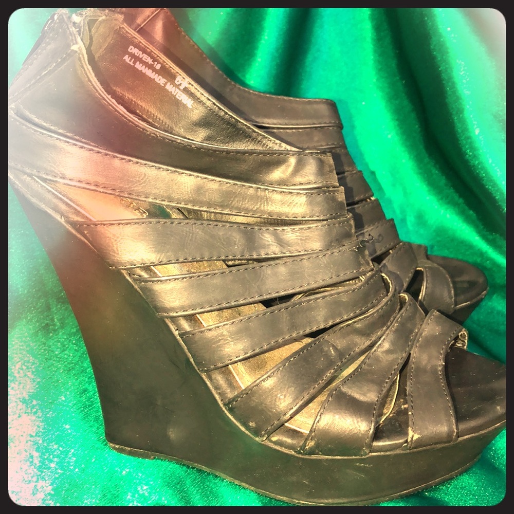 Black wedges
